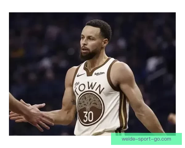 勇士官方：库里完成5对5对抗训练 本周末将接受重新评估